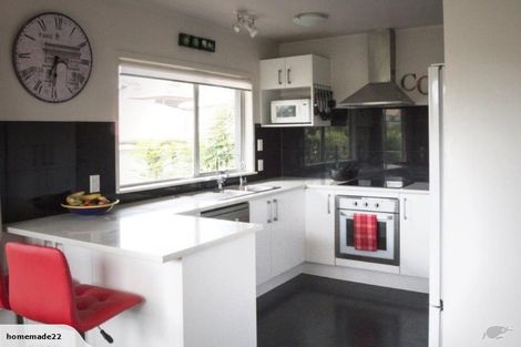 Photo of property in 2/218 East Coast Road, Forrest Hill, Auckland, 0620