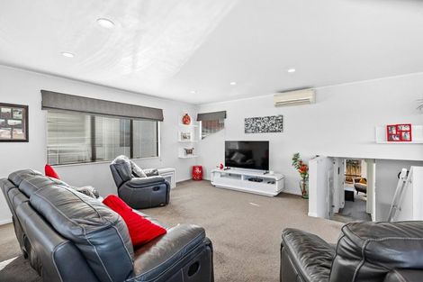 Photo of property in 2/1 Bluefin Way, West Harbour, Auckland, 0618