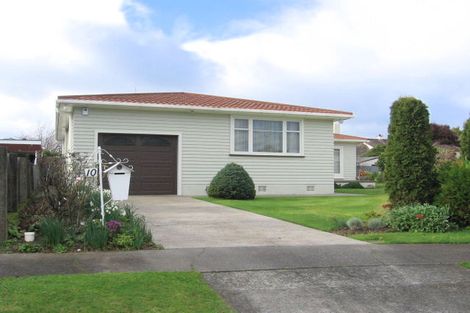 Photo of property in 10 Droylsden Place, Palmerston North, 4410
