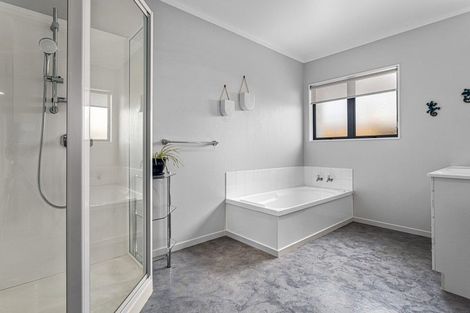 Photo of property in 21 Edgewater Grove, Whakatane, 3120