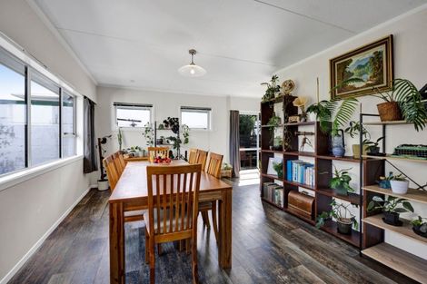 Photo of property in 1 Nikau Street, Inglewood, 4330