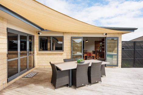 Photo of property in 38 Johnstone Drive, Fitzherbert, Palmerston North, 4410