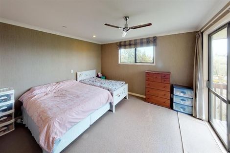 Photo of property in 19 Johnstone Drive, Fitzherbert, Palmerston North, 4410