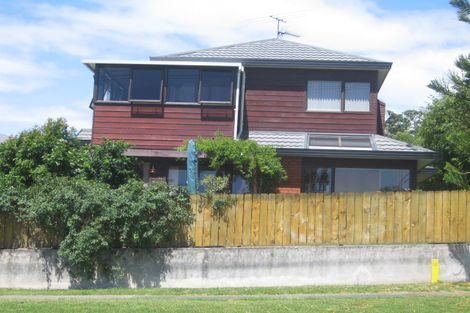 Photo of property in 2/14 Raleigh Road, Northcote, Auckland, 0627