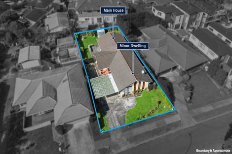 Photo of property in 32 Borrowdace Avenue, Botany Downs, Auckland, 2010