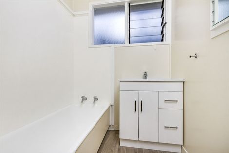 Photo of property in 2/253 Wairau Road, Totara Vale, Auckland, 0627