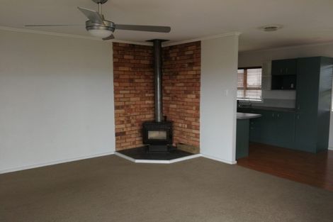 Photo of property in 12 Bamboo Grove, Kelston, Auckland, 0602