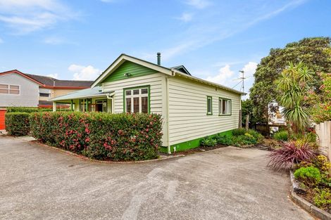 Photo of property in 21 Farquhar Road, Glendene, Auckland, 0602