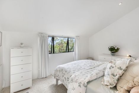 Photo of property in 2/8 Tui Glen Road, Birkenhead, Auckland, 0626