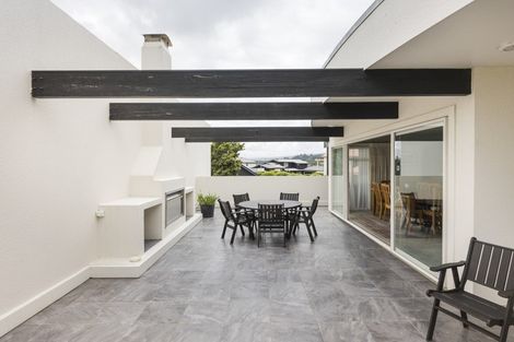 Photo of property in 8 Fairway Grove, Hokowhitu, Palmerston North, 4410