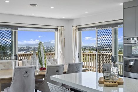 Photo of property in 627a Glenfield Road, Totara Vale, Auckland, 0629