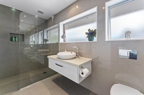 Photo of property in 2/85 Sylvan Avenue, Northcote, Auckland, 0627