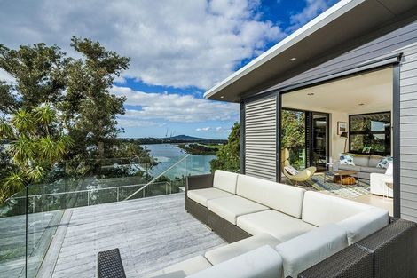 Photo of property in 10a First Avenue, Stanley Point, Auckland, 0624