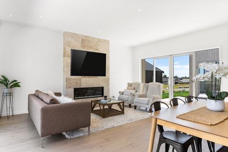 Photo of property in 16 Ian Hopper Way, Pauanui, 3579