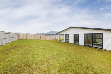 Photo of property in 3 Sardinia Grove, Fitzherbert, Palmerston North, 4410
