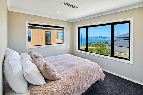 Photo of property in 12 Boeing Way, Newlands, Wellington, 6037