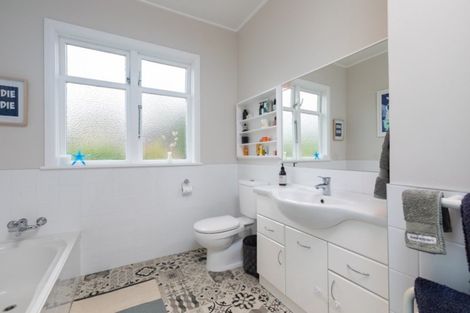 Photo of property in 213 Te Moana Road, Waikanae, 5036