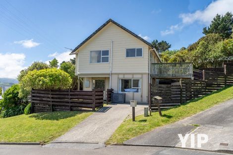 Photo of property in 5 Pimlico Place, Newlands, Wellington, 6037