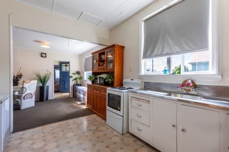 Photo of property in 2 Gladstone Street, Dannevirke, 4930
