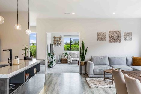 Photo of property in 16 Sir Lincoln Drive, Kumeu, 0810