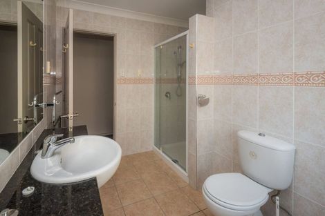 Photo of property in 42 Mandeville Place, Unsworth Heights, Auckland, 0632