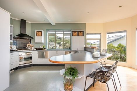 Photo of property in 42 Dress Circle, Newlands, Wellington, 6037