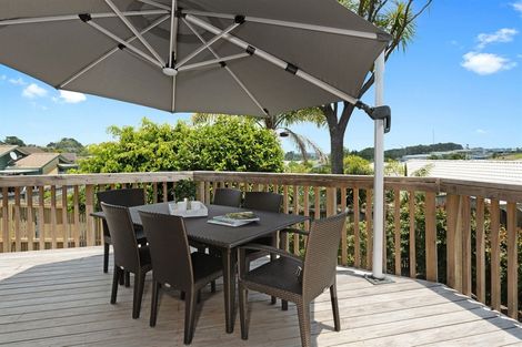 Photo of property in 2/11 Mercury Lane, Windsor Park, Auckland, 0632