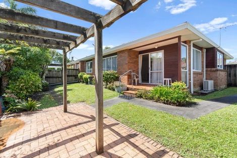 Photo of property in 7/28a Godley Road, Green Bay, Auckland, 0604