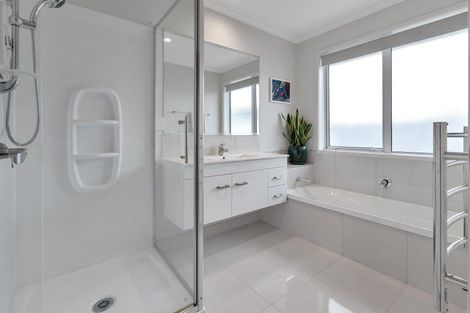 Photo of property in 6 Kamahi Place, One Tree Point, 0118