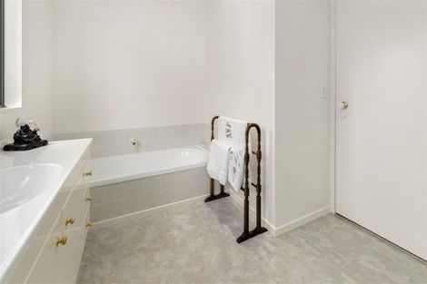 Photo of property in 1/274 East Coast Road, Forrest Hill, Auckland, 0620