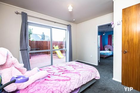 Photo of property in 52 Colchester Crescent, Newlands, Wellington, 6037