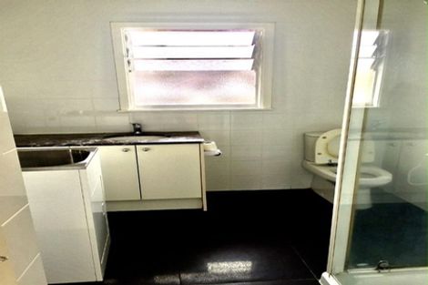 Photo of property in 136 Onewa Road, Northcote, Auckland, 0627