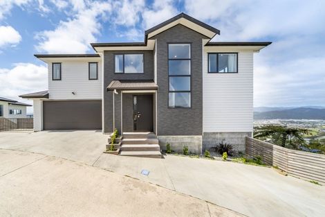 Photo of property in 8 Poto Road, Normandale, Lower Hutt, 5010