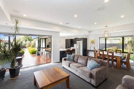 Photo of property in 17 Chipping Lane, Redwood, Christchurch, 8051