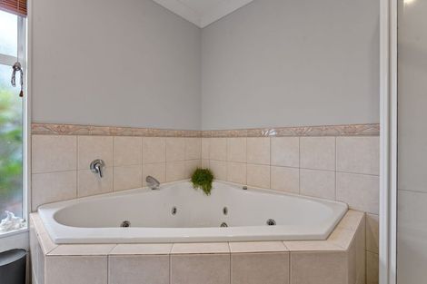 Photo of property in 12 Stonedge Lane, Rosedale, Auckland, 0632