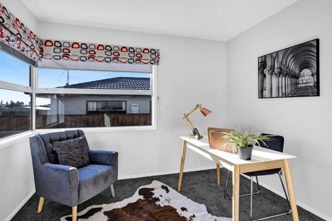 Photo of property in 17a Winstone Place, Highlands Park, New Plymouth, 4312