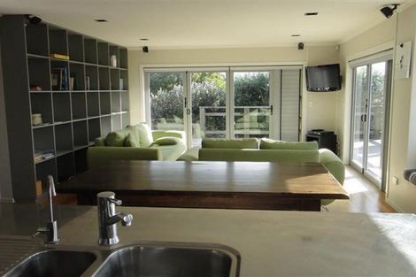 Photo of property in 10 Donnelly Street, Oakura, 4314