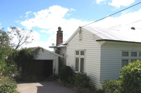 Photo of property in 102 Stanley Point Road, Stanley Point, Auckland, 0624