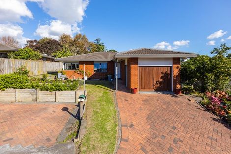 Photo of property in 2/8 Lochend Place, Highland Park, Auckland, 2010