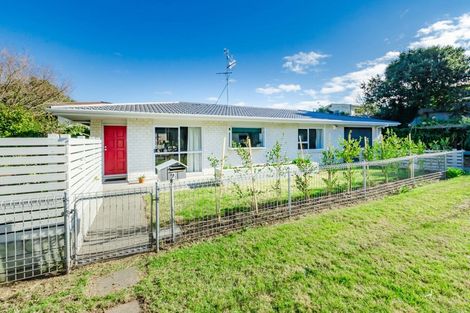 Photo of property in 2 Te Uruhi Grove, Paraparaumu, 5032