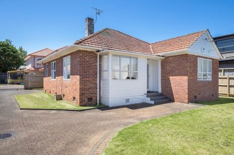 Photo of property in 26 Queensway, Three Kings, Auckland, 1024