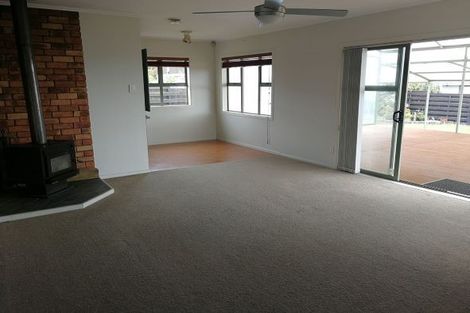 Photo of property in 12 Bamboo Grove, Kelston, Auckland, 0602