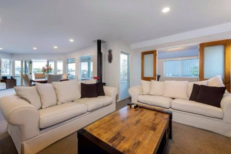 Photo of property in 4 Ellangowan Road, Waiake, Auckland, 0630