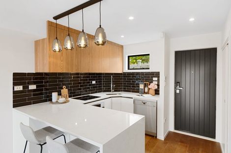 Photo of property in 2/19 Trias Road, Totara Vale, Auckland, 0629