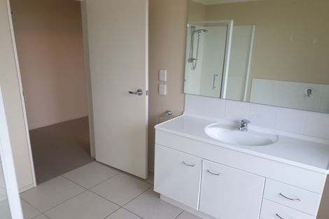 Photo of property in 37 Mcewen Crescent, Riverstone Terraces, Upper Hutt, 5018