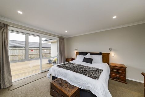 Photo of property in 6 Cyprus Place, Fitzherbert, Palmerston North, 4410