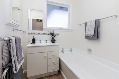 Photo of property in 2/4 Lansbury Avenue, Strowan, Christchurch, 8052
