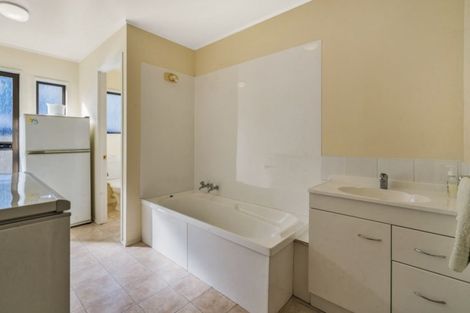 Photo of property in 2/20 Takutai Avenue, Bucklands Beach, Auckland, 2012