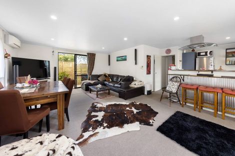 Photo of property in 25a Clairville Crescent, Wai O Taiki Bay, Auckland, 1072