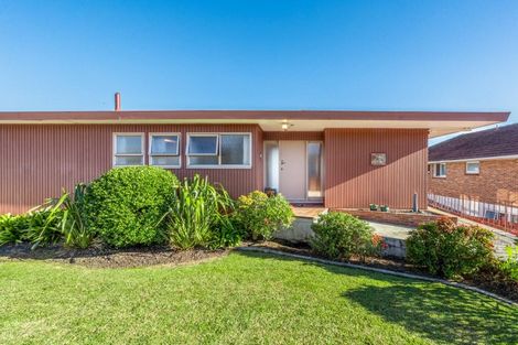 Photo of property in 41 Bradbury Road, Botany Downs, Auckland, 2010